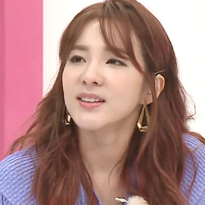 가수 산다라박(2NE1) 귀걸이
